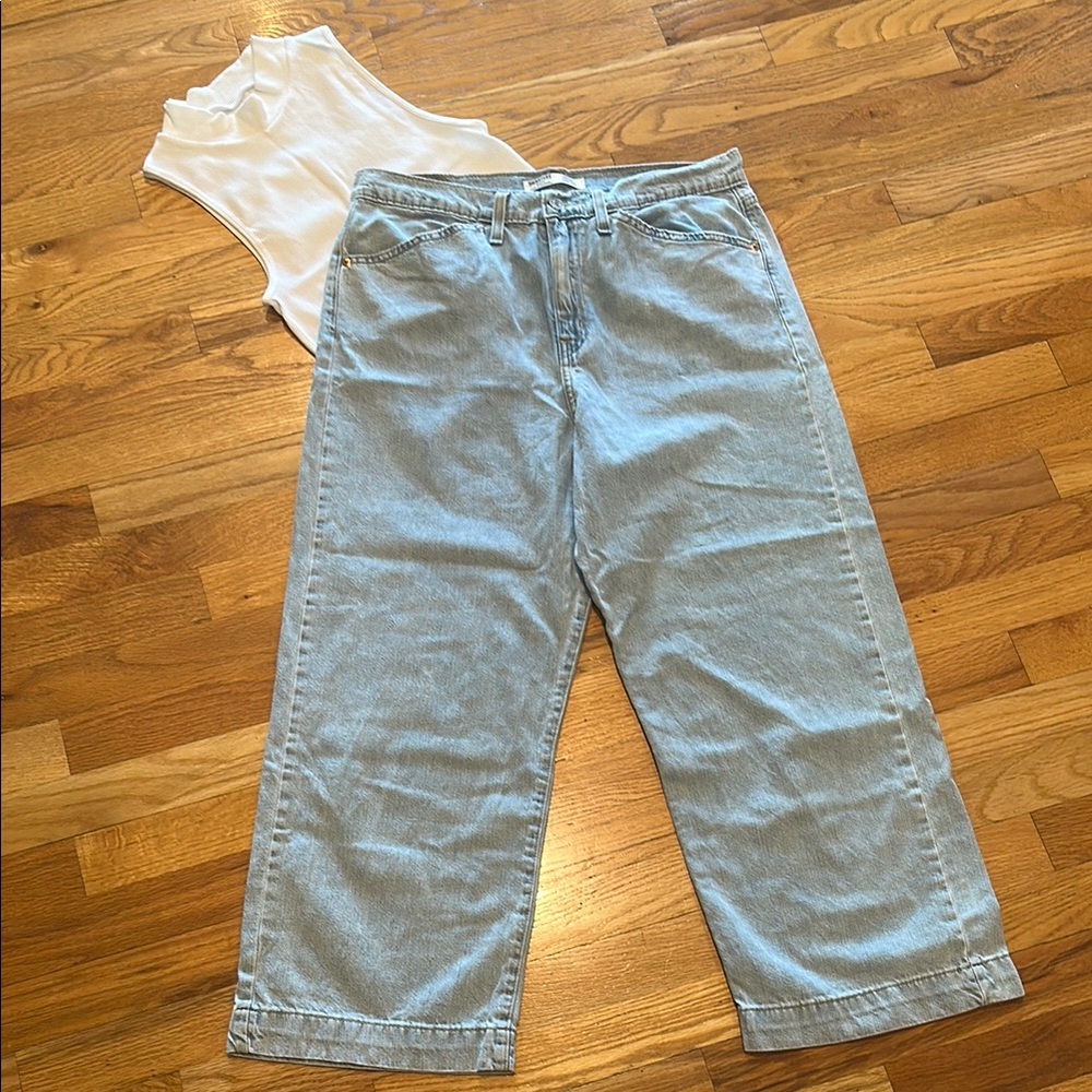 Light Washed Levi Blue Jeans-High-Rise, Loose fit, cropped